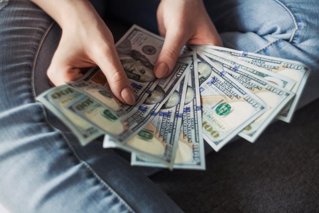 How a Positive Attitude Makes You&nbsp;Money